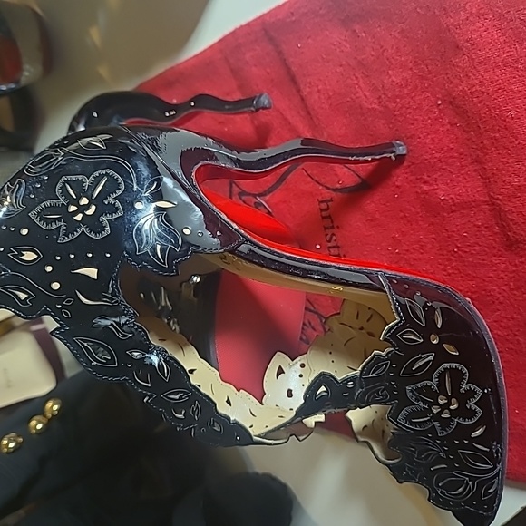 Christian Louboutin - Picture 5 of 8